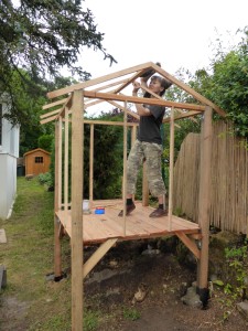 Construction en cours de la cabane par Natacha