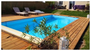 Terrasse en pin bombé avec la piscine au milieu