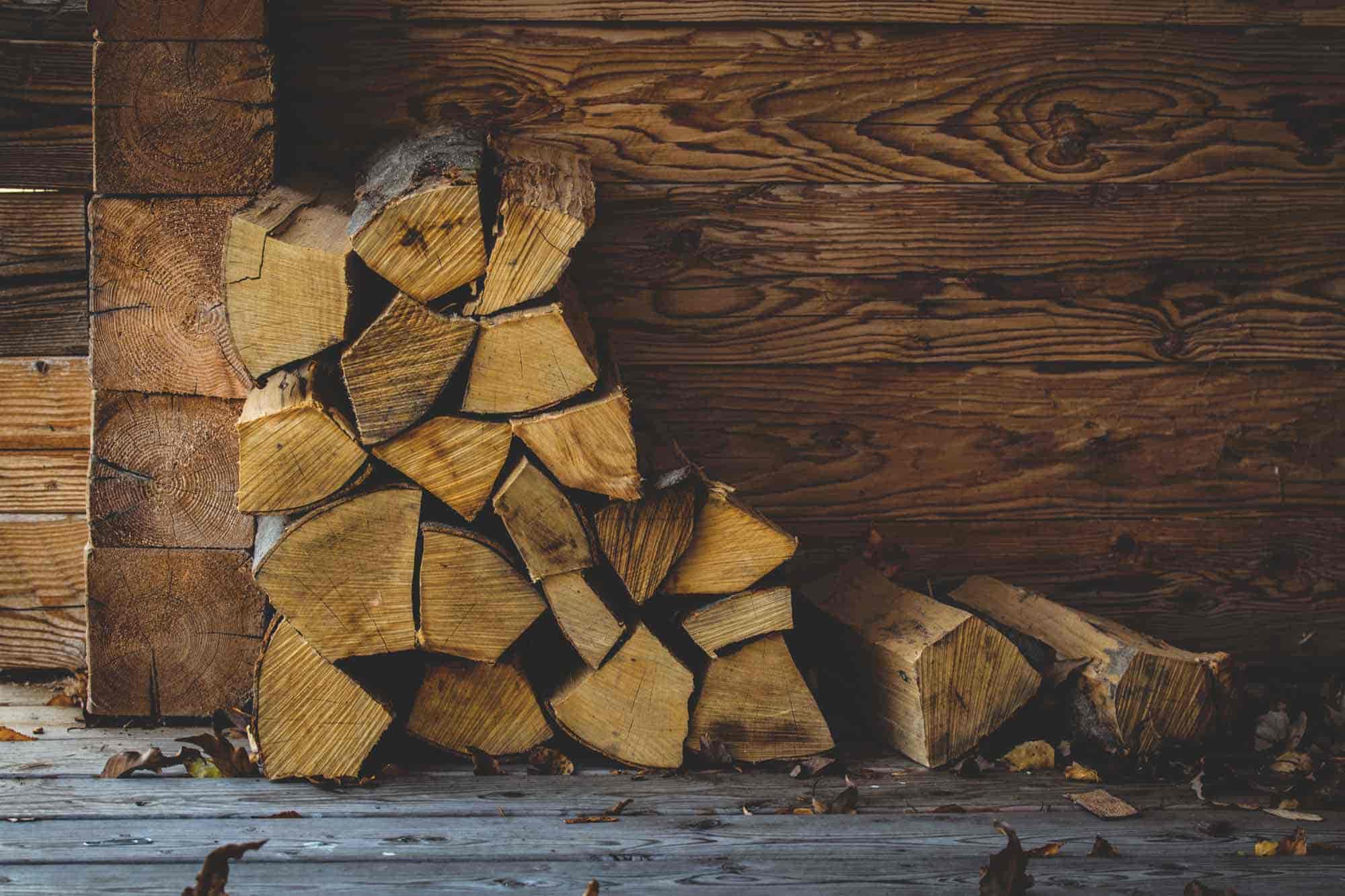 Petite pile de bûches en bois
